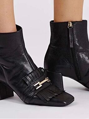 Topshop “Karamel”Blk Leather kiltie Fringe Ankle Boots with Gold Accent